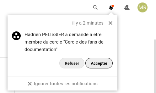 Le bouton notification est le deuxième dans le groupe à droite de la barre d'accès